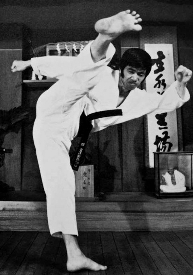 Hirokazu Kanazawa Performing Mawashi Geri